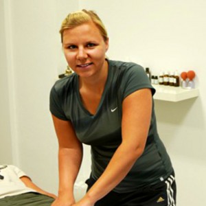 Sportphysiotherapeutin Ramona Stephan behandelt einen Patienten