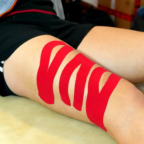 Kinesiotape Behandlung während der Tennismeisterschaften 2015